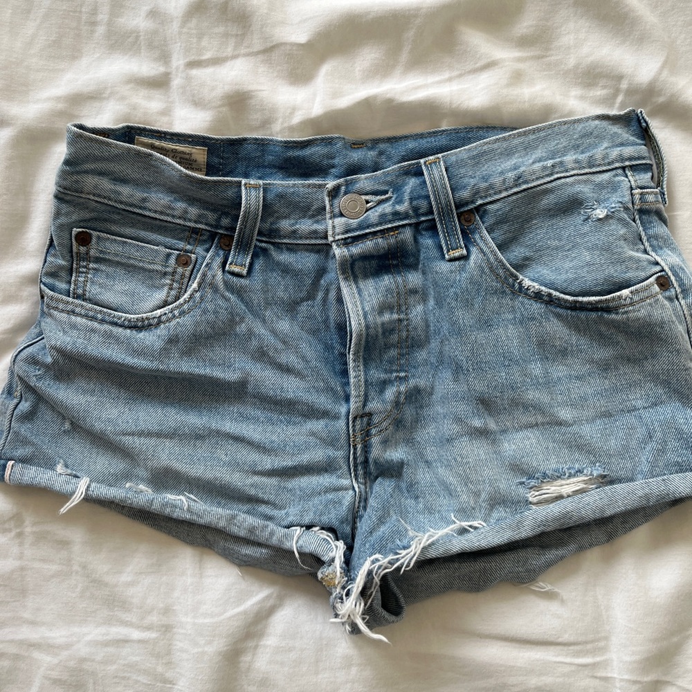 Levi’s blue wash denim shorts